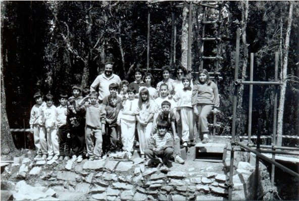La visita di una scolaresca agli scavi della necropoli etrusca del "Poggino".