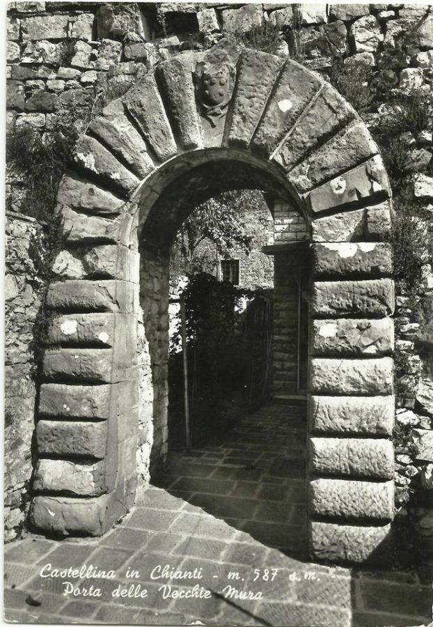 Porta ovest di Castellina in Chianti in una cartolina degli anni '70.