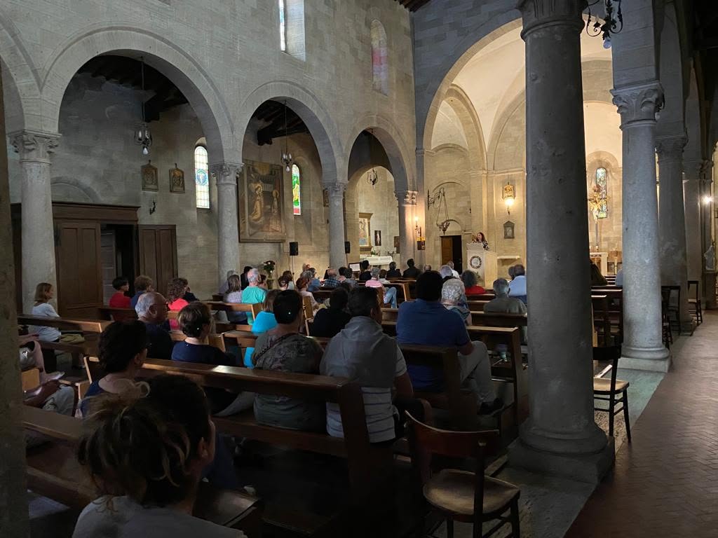 Il pubblico nella chiesa del Santissimo Salvatore. Annunciazione di Sebastiano Tani, Castellina 2023.
