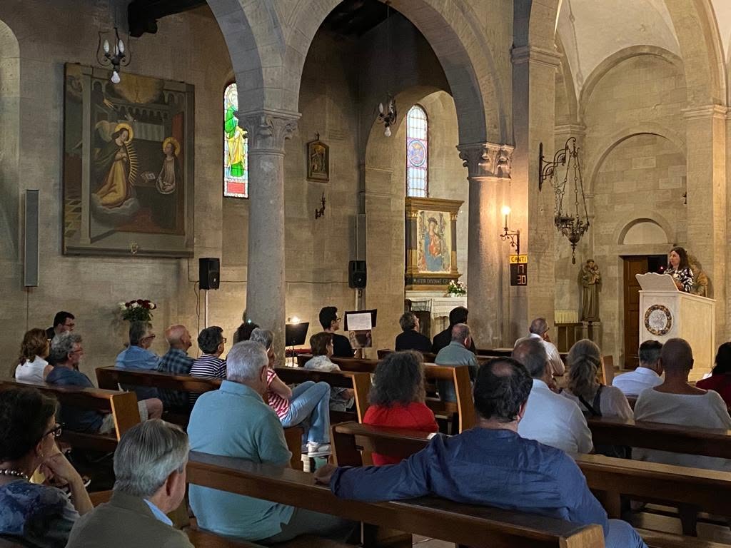 I partecipanti riuniti nella chiesa. Annunciazione di Sebastiano Tani, Castellina 2023.