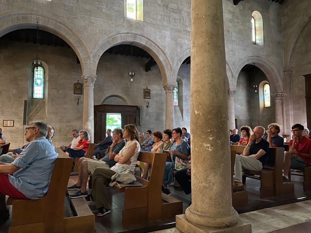 Una veduta dei partecipanti alla presentazione. Annunciazione di Sebastiano Tani, Castellina 2023.