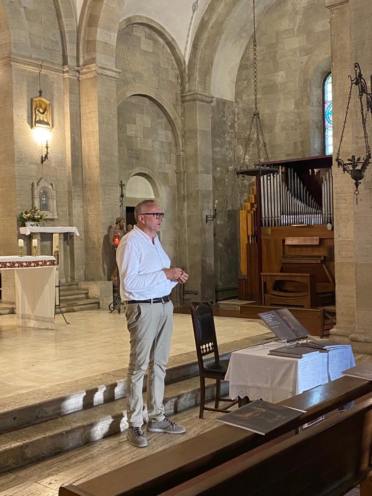 La presentazione del libro negli spazi della chiesa. Annunciazione di Sebastiano Tani, Castellina 2023.