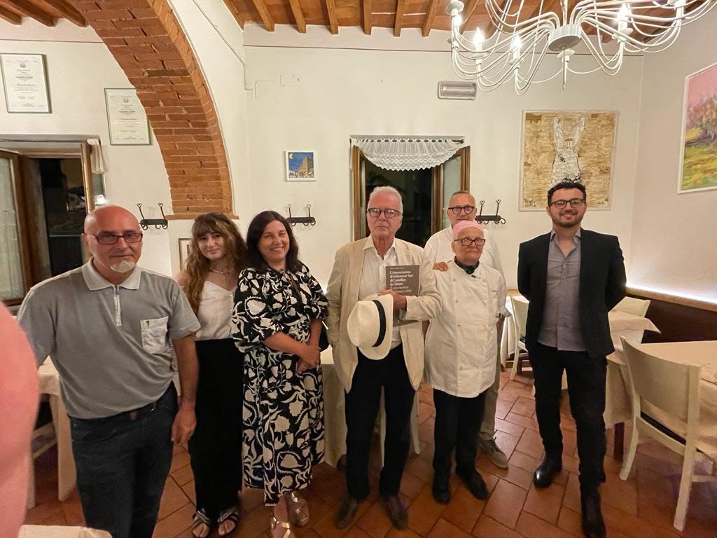 I partecipanti alla presentazione in una fotografia di gruppo. Annunciazione di Sebastiano Tani, Castellina 2023.