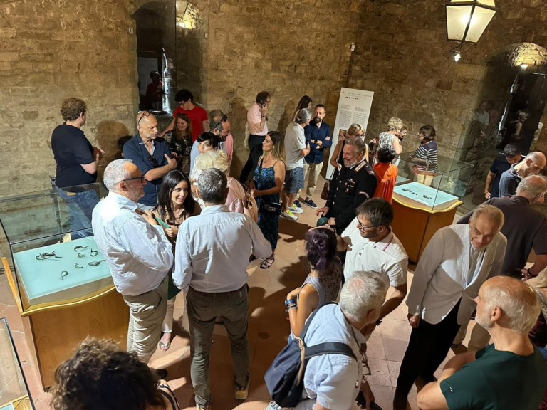 L’inaugurazione della mostra Archeologia salvata: i primi Etruschi a Fonterutoli al Museo Archeologico del Chianti, il 27 giugno 2025.