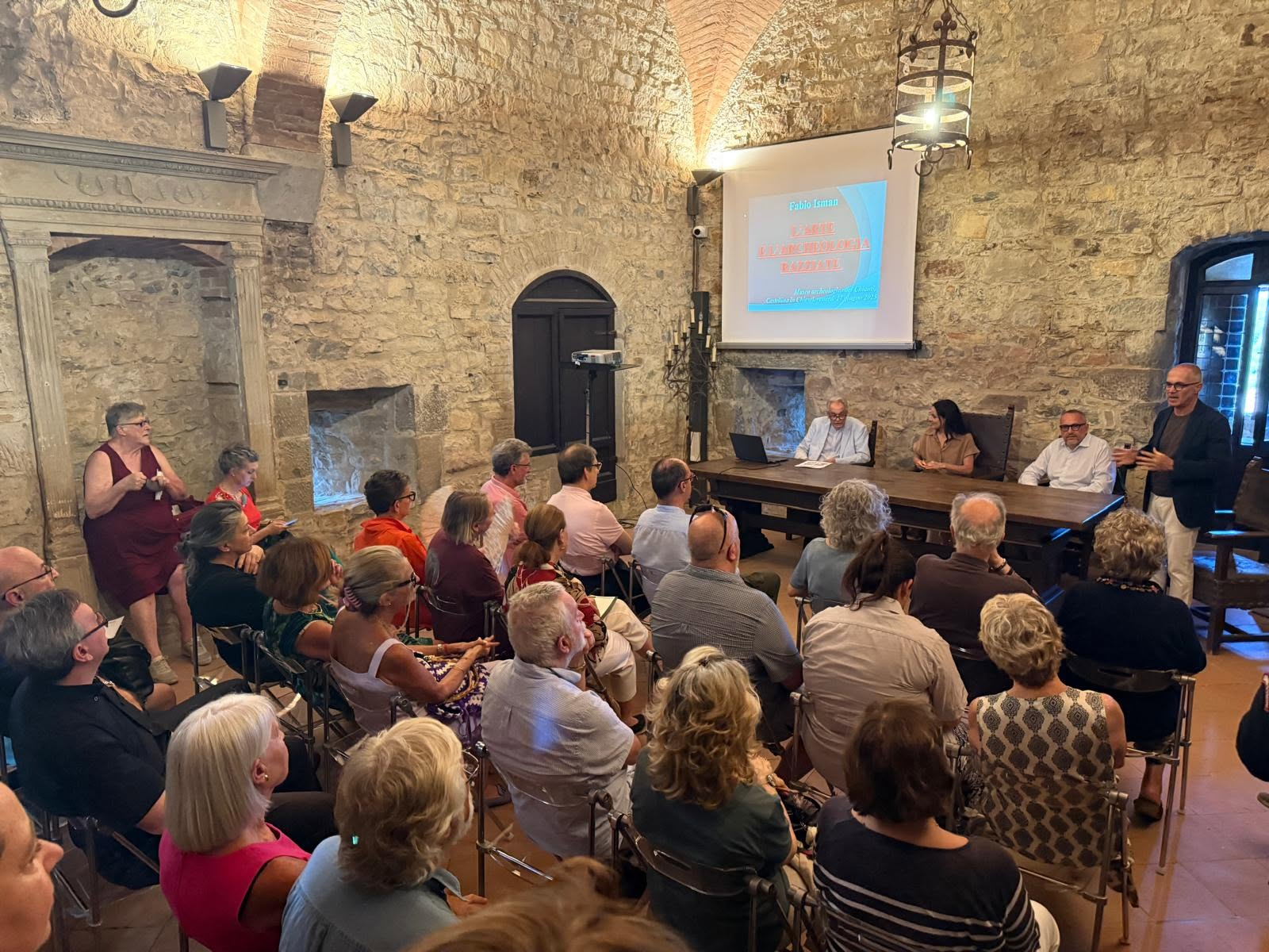 La conferenza L’arte e l’archeologia razziate, con Fabio Isman, prima dell’apertura della mostra.