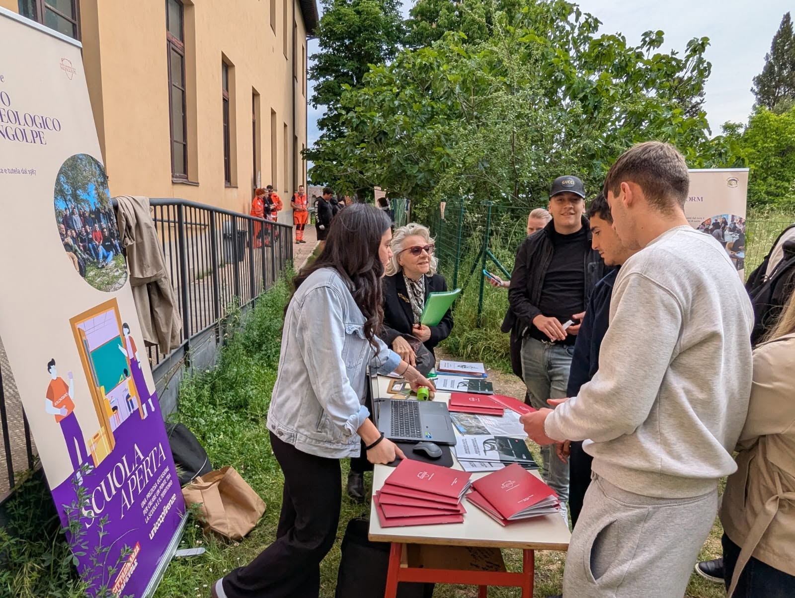 Il racconto delle attività associative ai visitatori. Istituto Caselli, Siena, 8 maggio 2026.