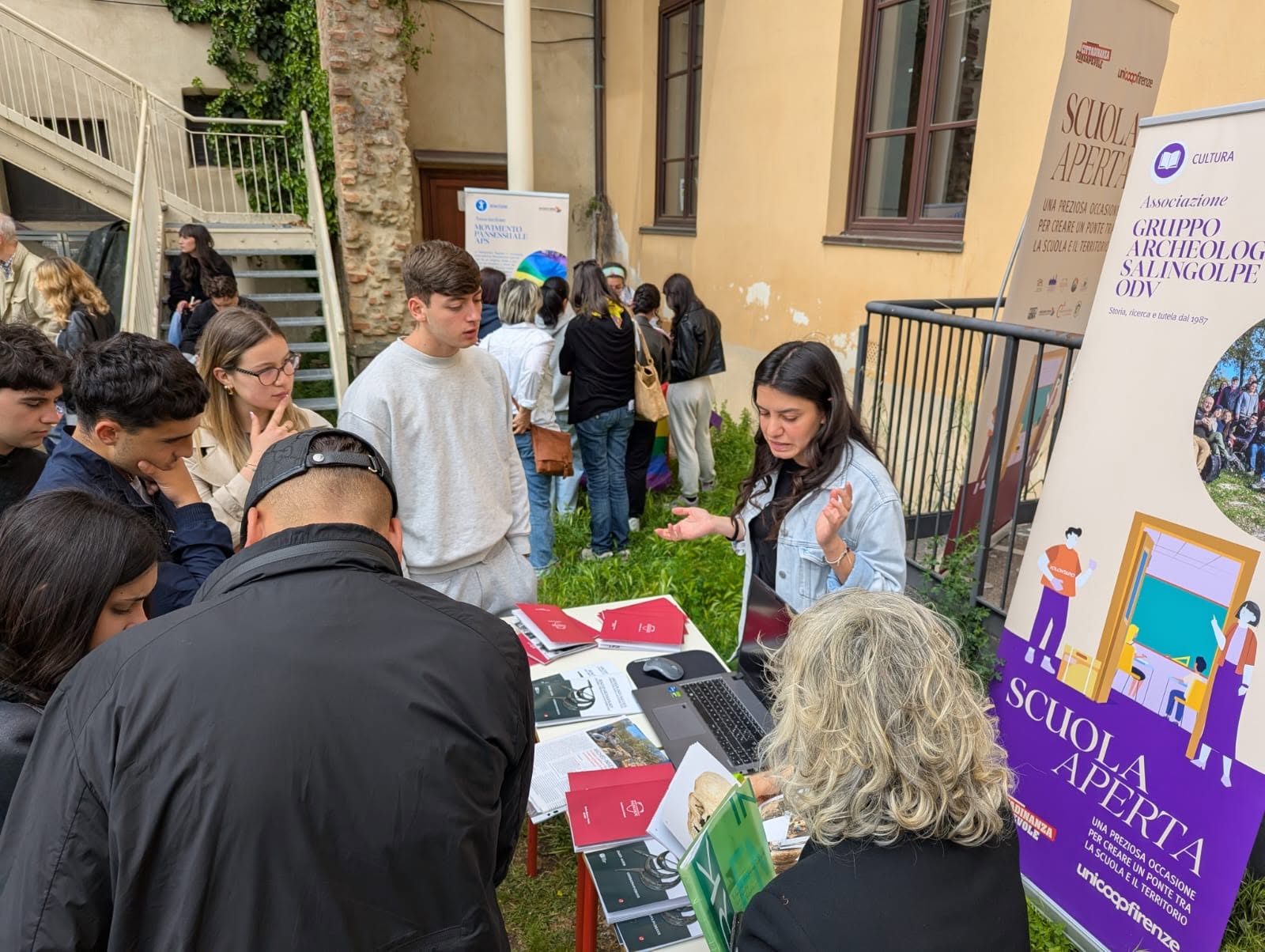 Studenti e partecipanti intorno ai materiali dell’associazione. Istituto Caselli, Siena, 8 maggio 2026.