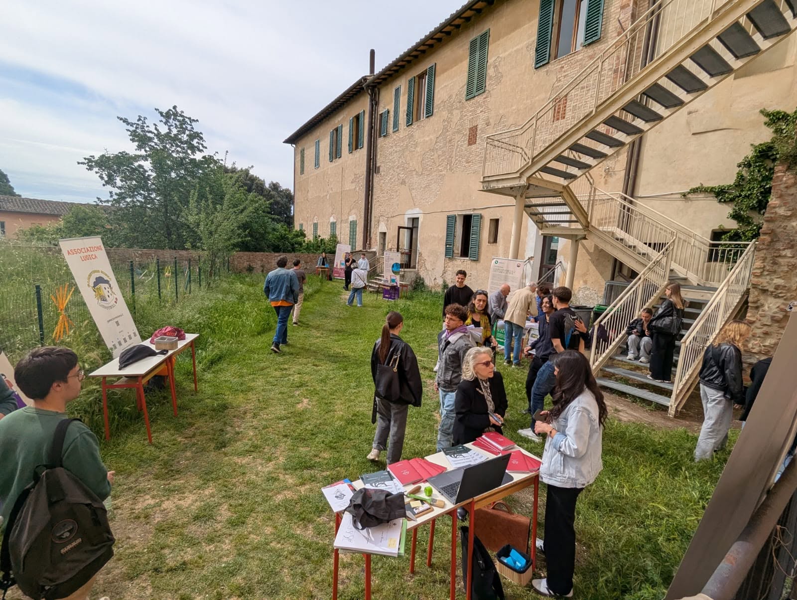 Una veduta dell’incontro nel cortile dell’Istituto Caselli. Istituto Caselli, Siena, 8 maggio 2026.