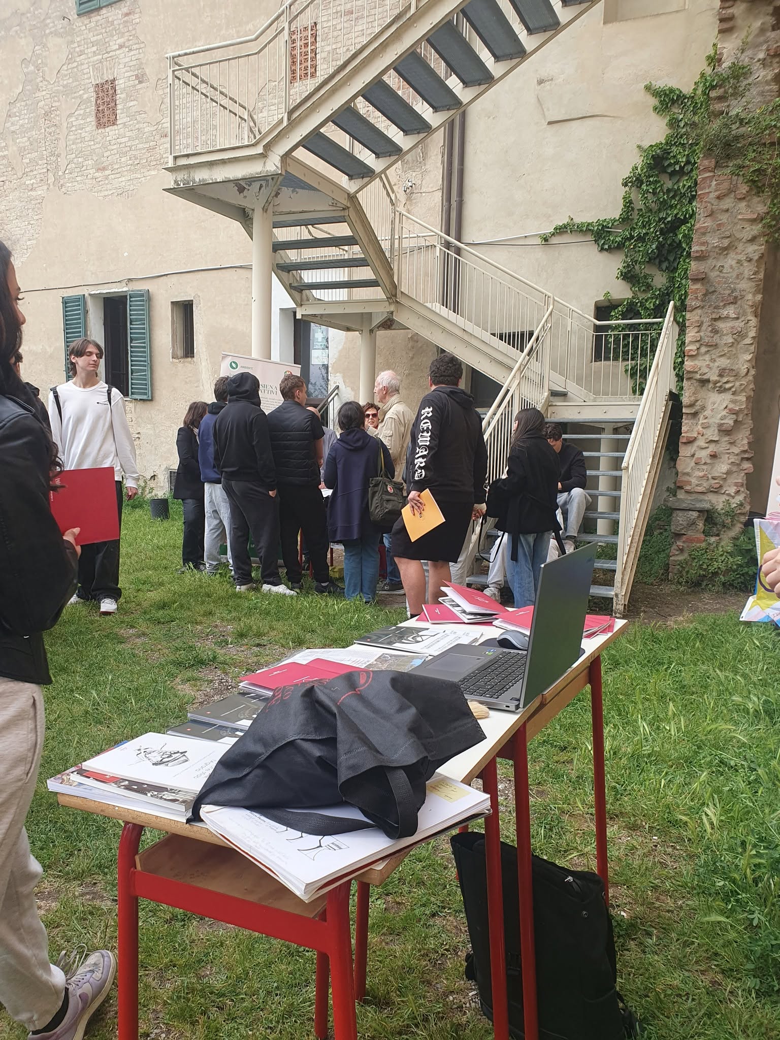 I partecipanti negli spazi all’aperto della scuola. Istituto Caselli, Siena, 8 maggio 2026.