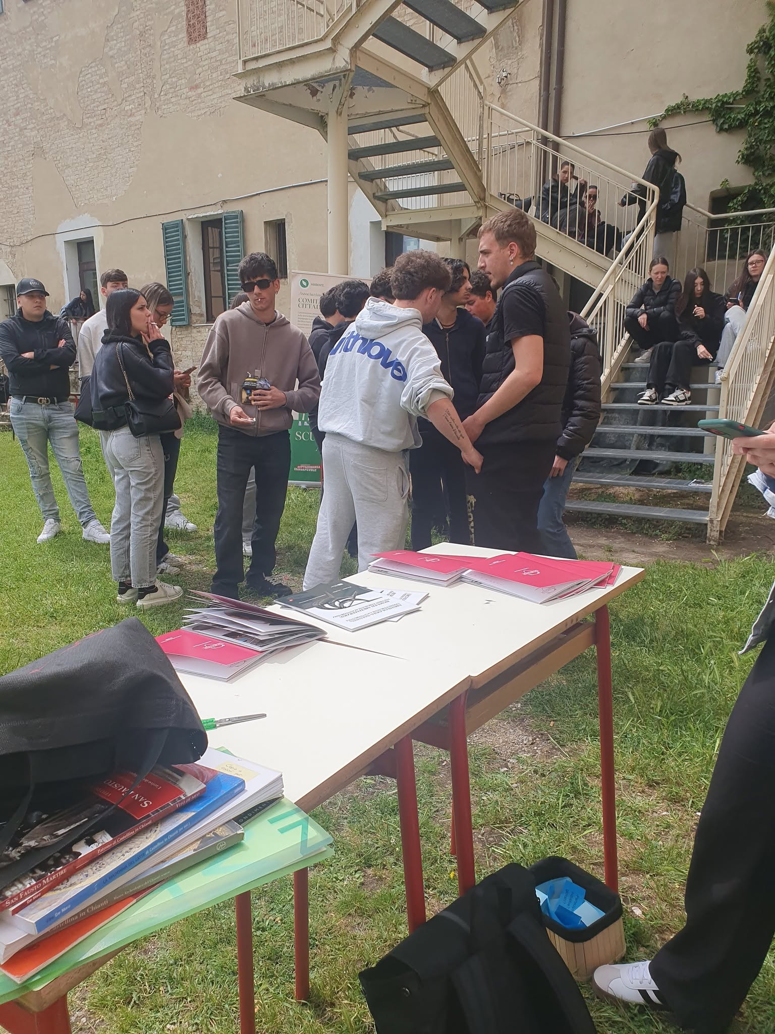 Il dialogo con i giovani davanti allo spazio informativo. Istituto Caselli, Siena, 8 maggio 2026.