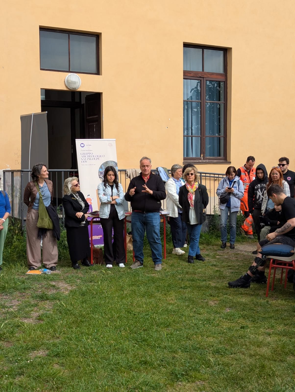 I partecipanti riuniti nel cortile della scuola. Istituto Caselli, Siena, 8 maggio 2026.