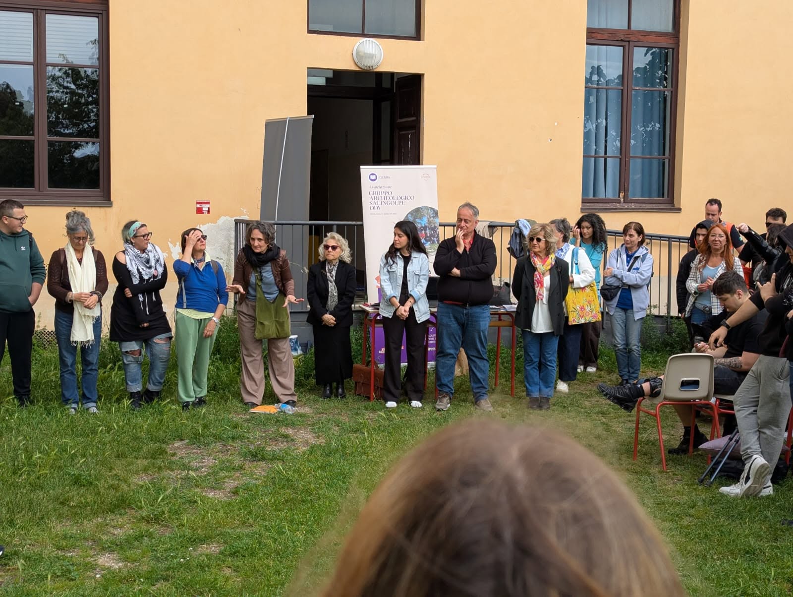 Il gruppo riunito negli spazi esterni dell’istituto. Istituto Caselli, Siena, 8 maggio 2026.