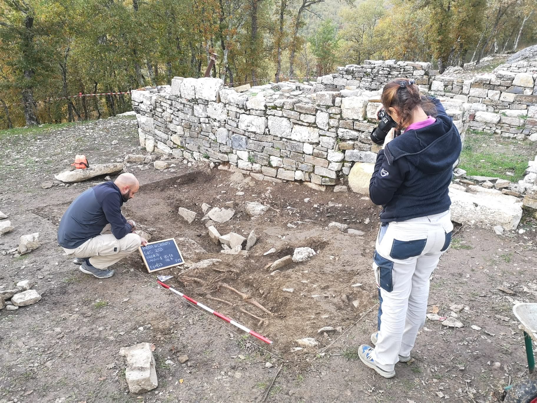 Un momento delle indagini archeologiche a Collepetroso. Collepetroso, annuncio seconda campagna 2024.