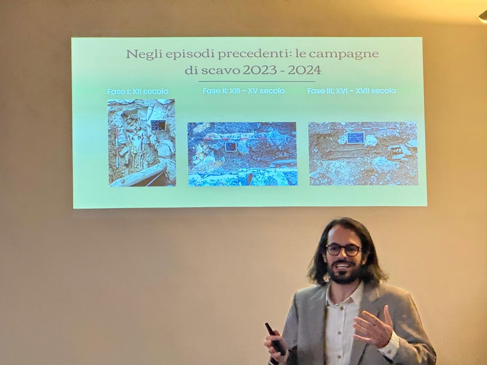 Le diapositive che accompagnano il racconto delle campagne di scavo. Collepetroso, conferenza 2026.