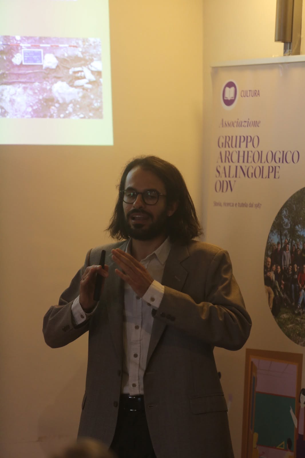 Le immagini dello scavo accompagnano il racconto al pubblico. Collepetroso, conferenza 2026.