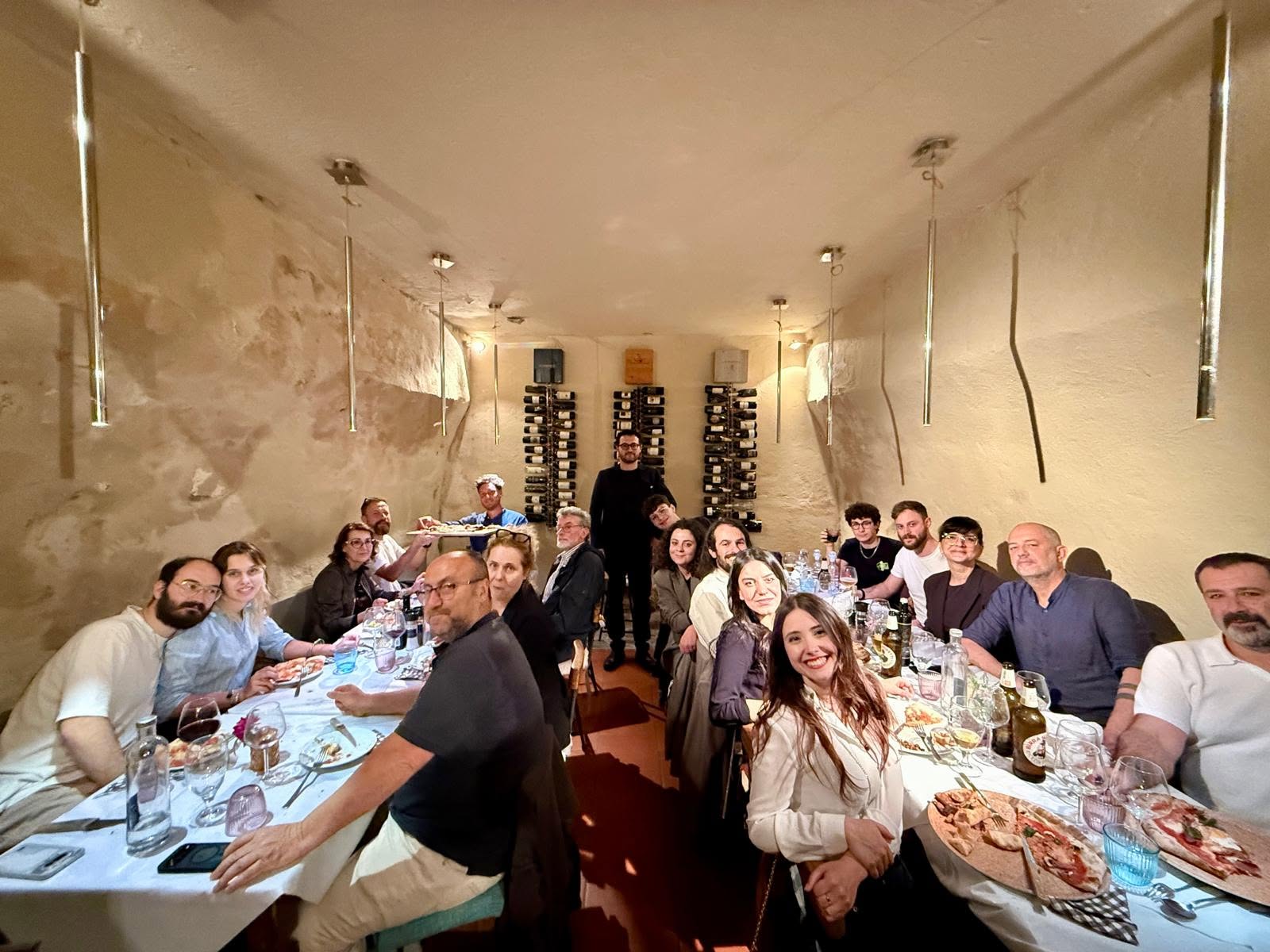 Un momento conviviale nelle immagini del resoconto. Collepetroso, conferenza 2026.