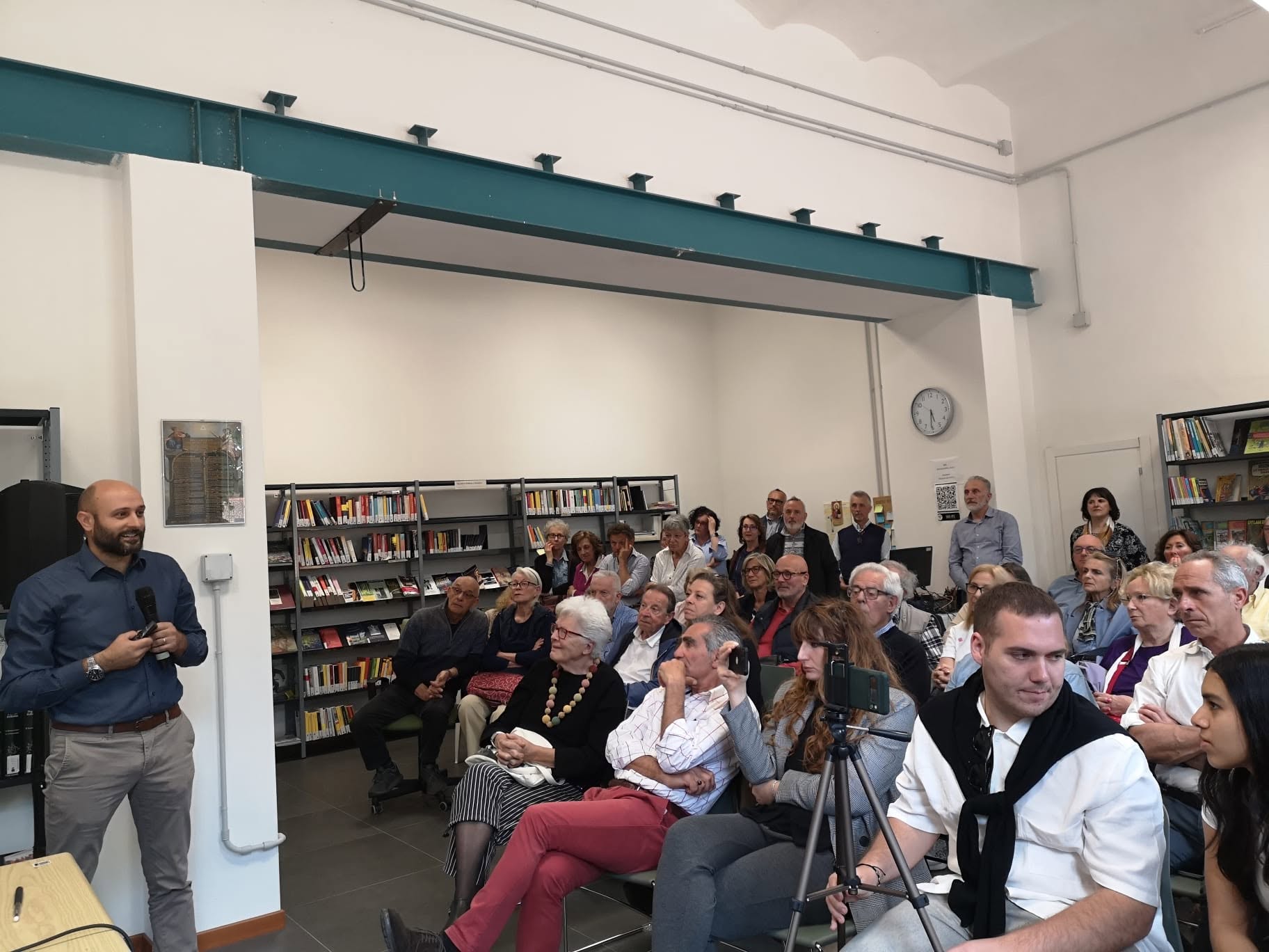 Il confronto con i partecipanti nella biblioteca di Radda. Collepetroso, presentazione prima campagna 2024.