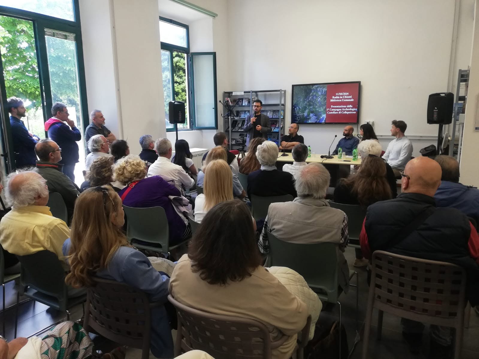 La sala della biblioteca durante la presentazione. Collepetroso, presentazione prima campagna 2024.