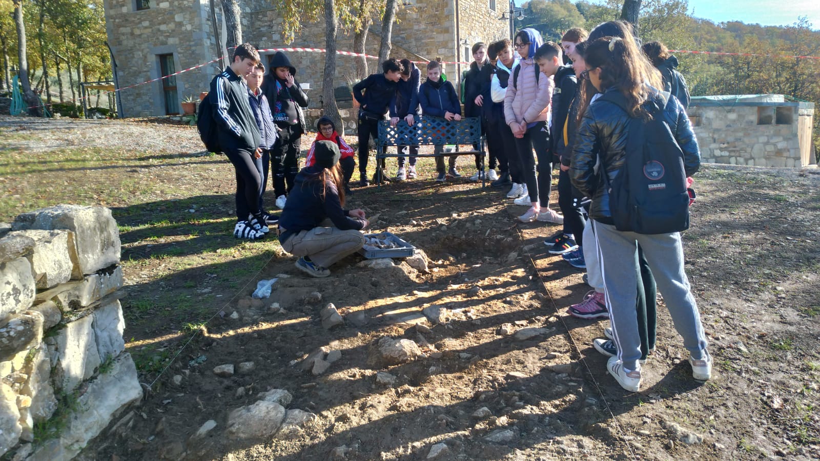 Una scolaresca partecipa a un laboratorio didattico all’aperto.