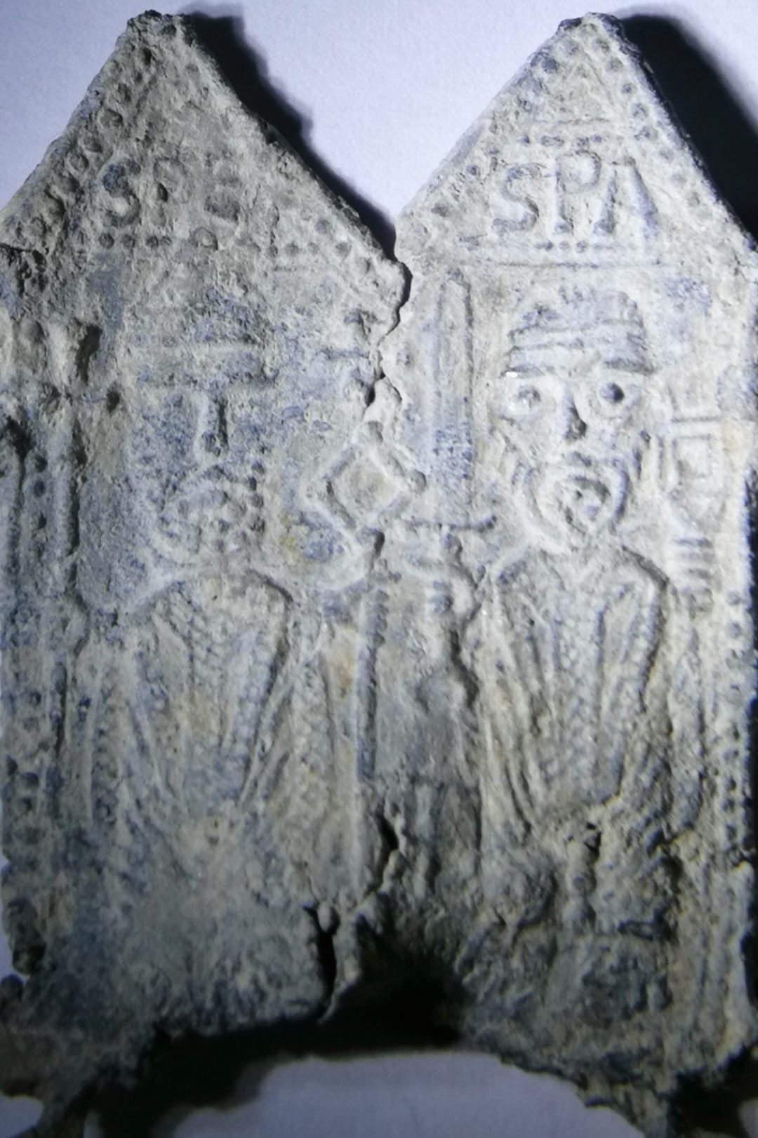 Quadrangula votiva con le raffigurazioni dei santi Pietro e Paolo.