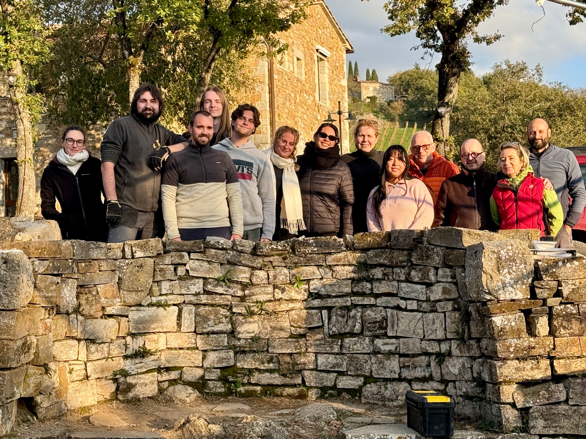 Foto di gruppo dei partecipanti alla seconda campagna presso il Castellare.