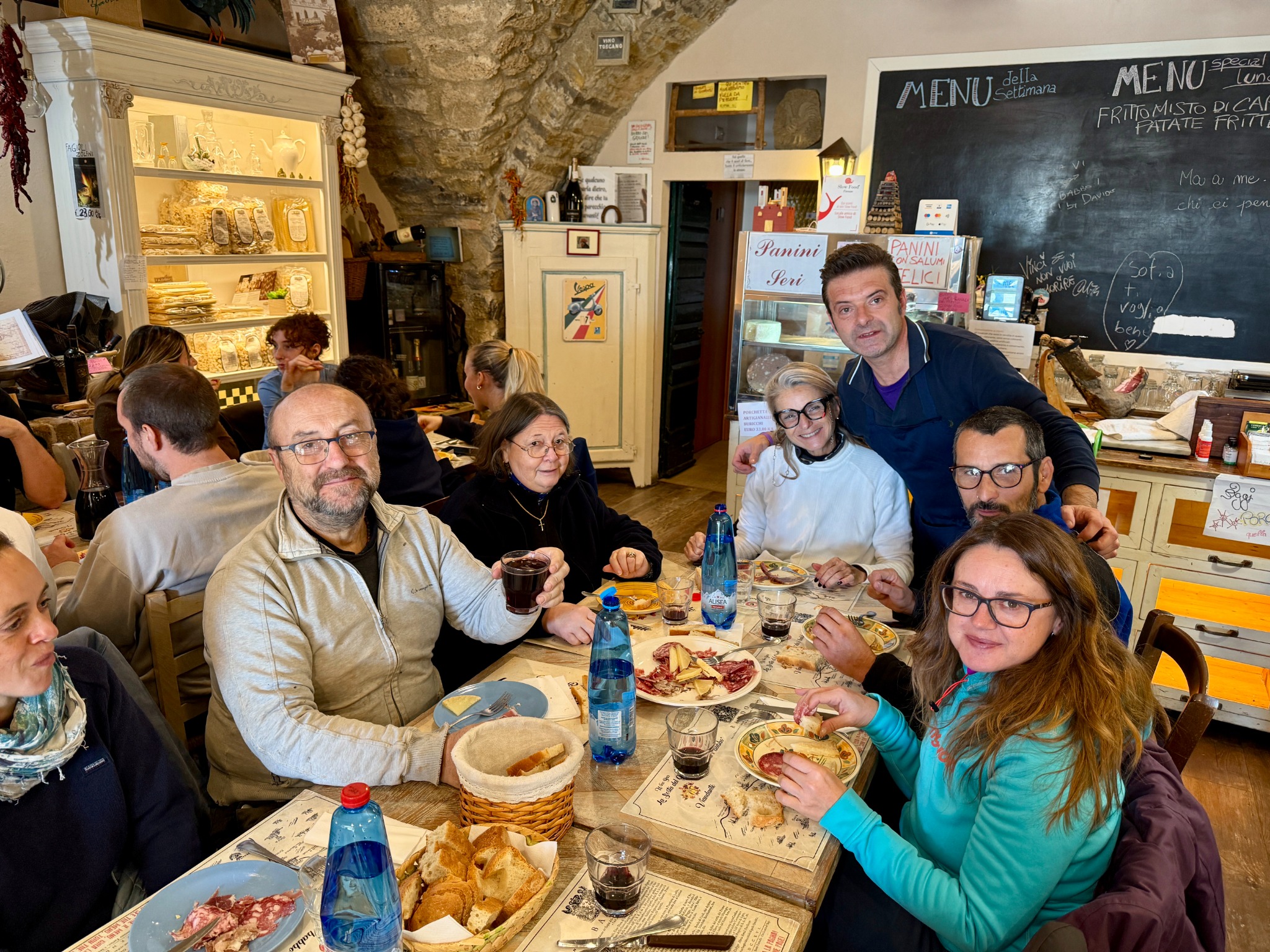 I partecipanti alla seconda campagna riuniti per il pranzo dei saluti.