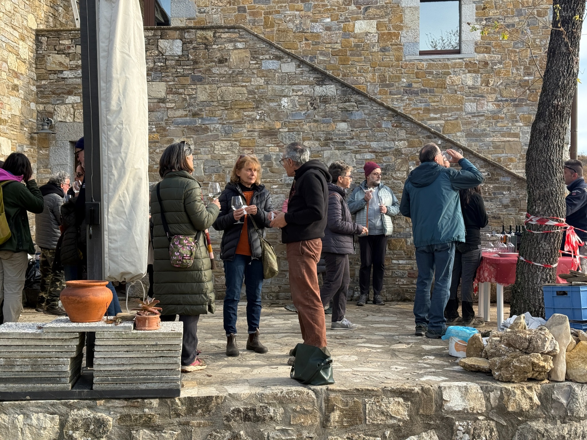 Partecipanti riuniti all’esterno dell’edificio durante una visita al cantiere.