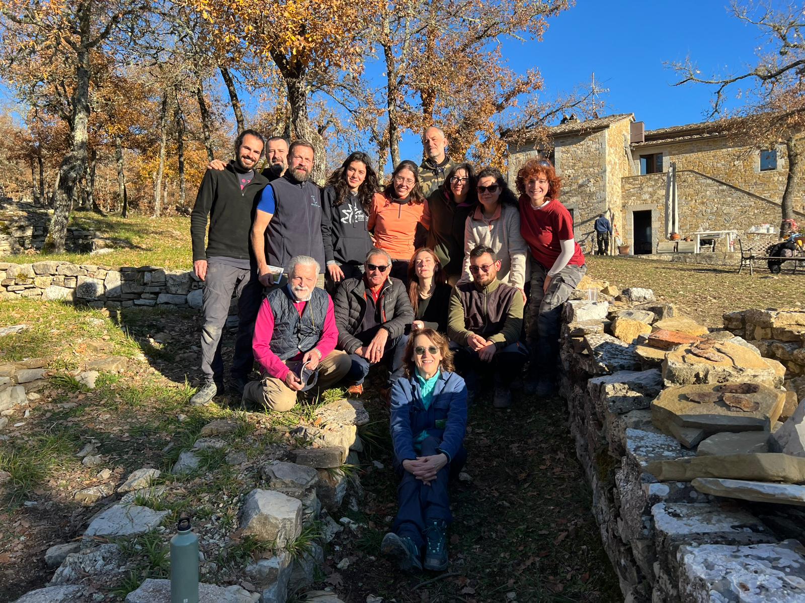 Foto di gruppo dei partecipanti tra le strutture del Castellare.