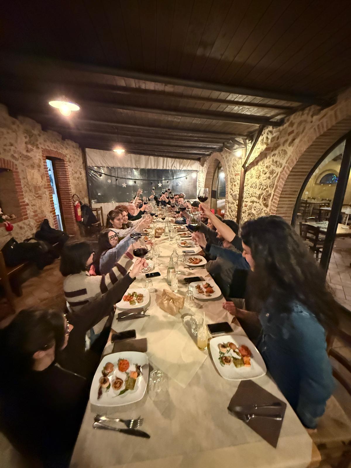 Una lunga tavolata riunisce i partecipanti alla terza campagna.