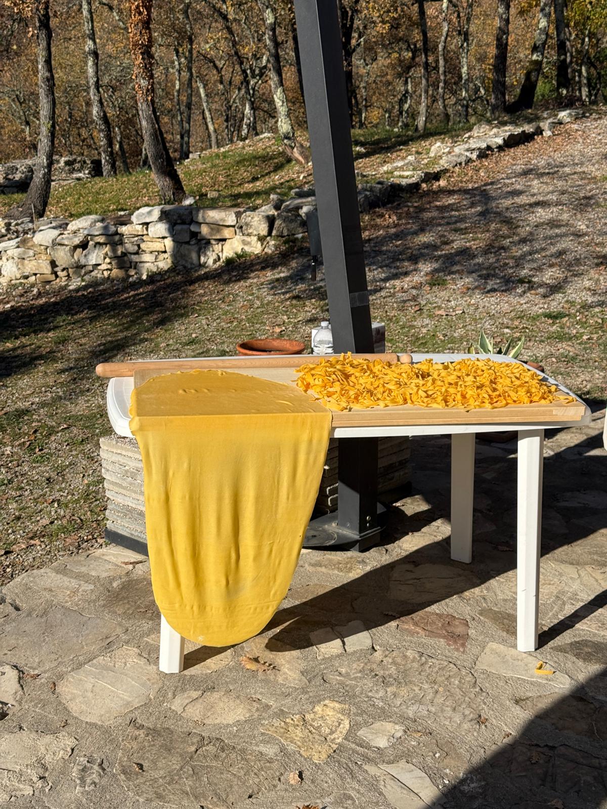 Pasta fresca e sfoglia disposte su un tavolo all’aperto al Castellare.