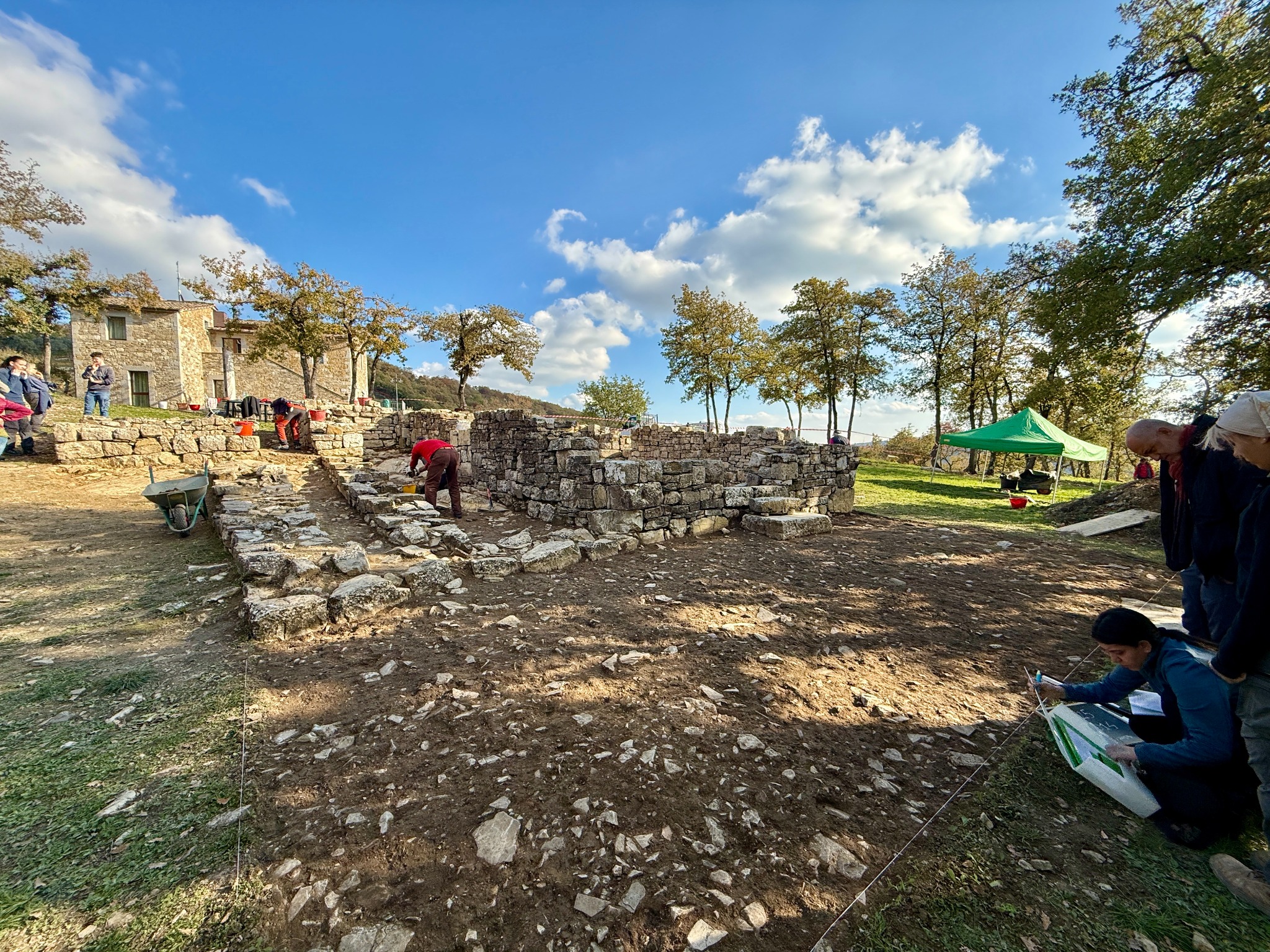 Veduta dell’area della chiesa con le strutture murarie e il cantiere di scavo.