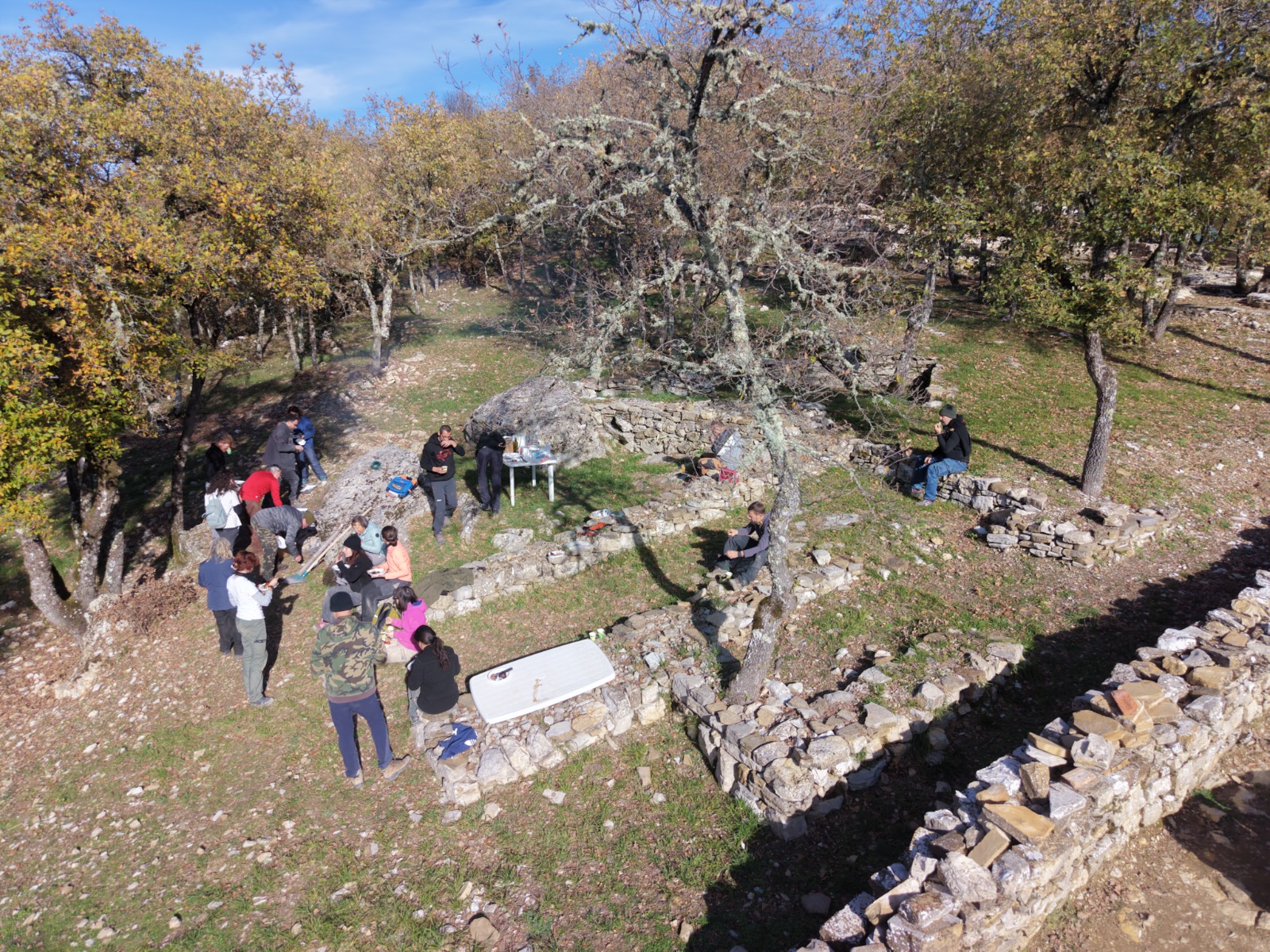 Veduta dall’alto delle strutture archeologiche e dei partecipanti al lavoro.