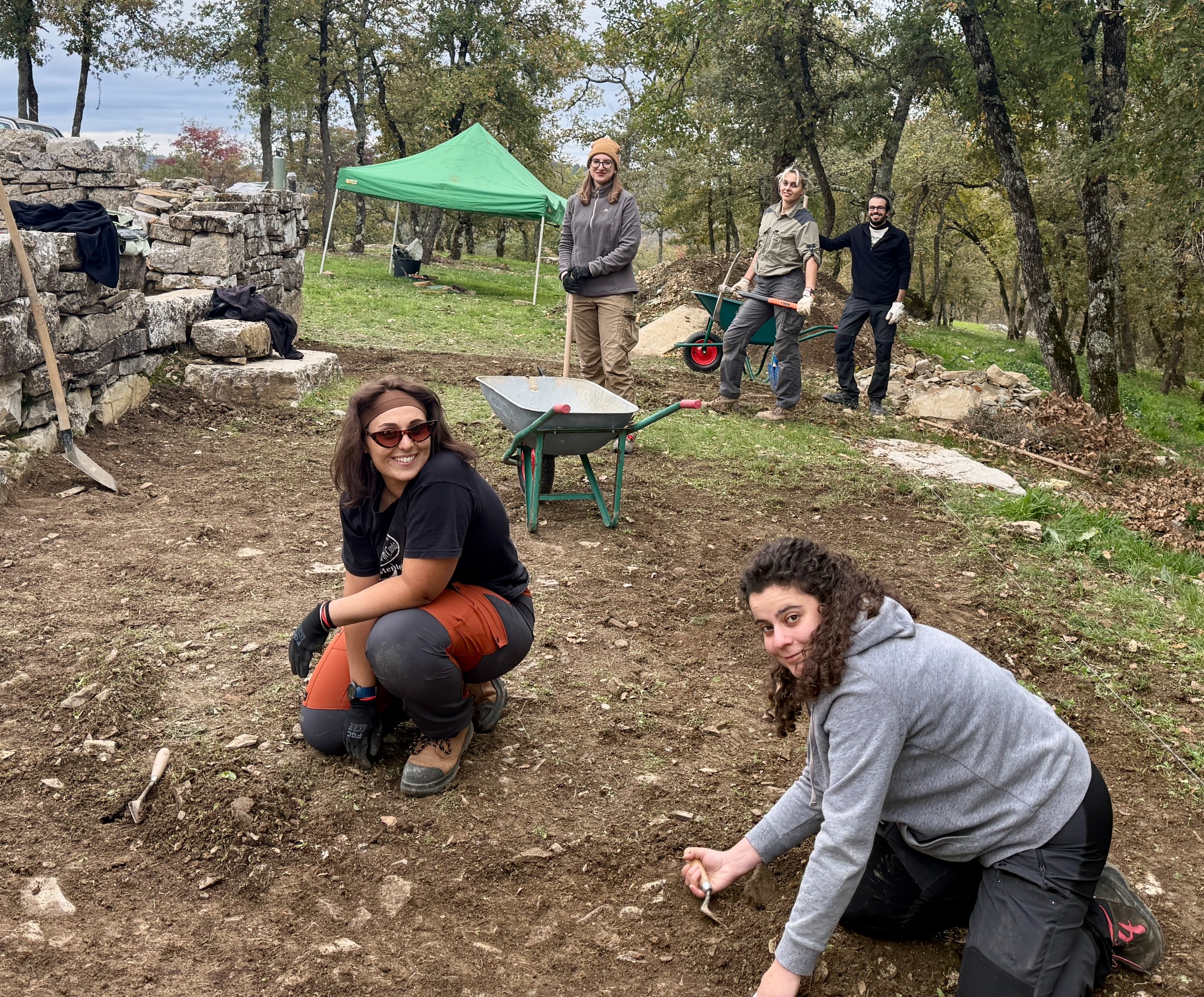 Studentesse e archeologi al lavoro nell’area di scavo.