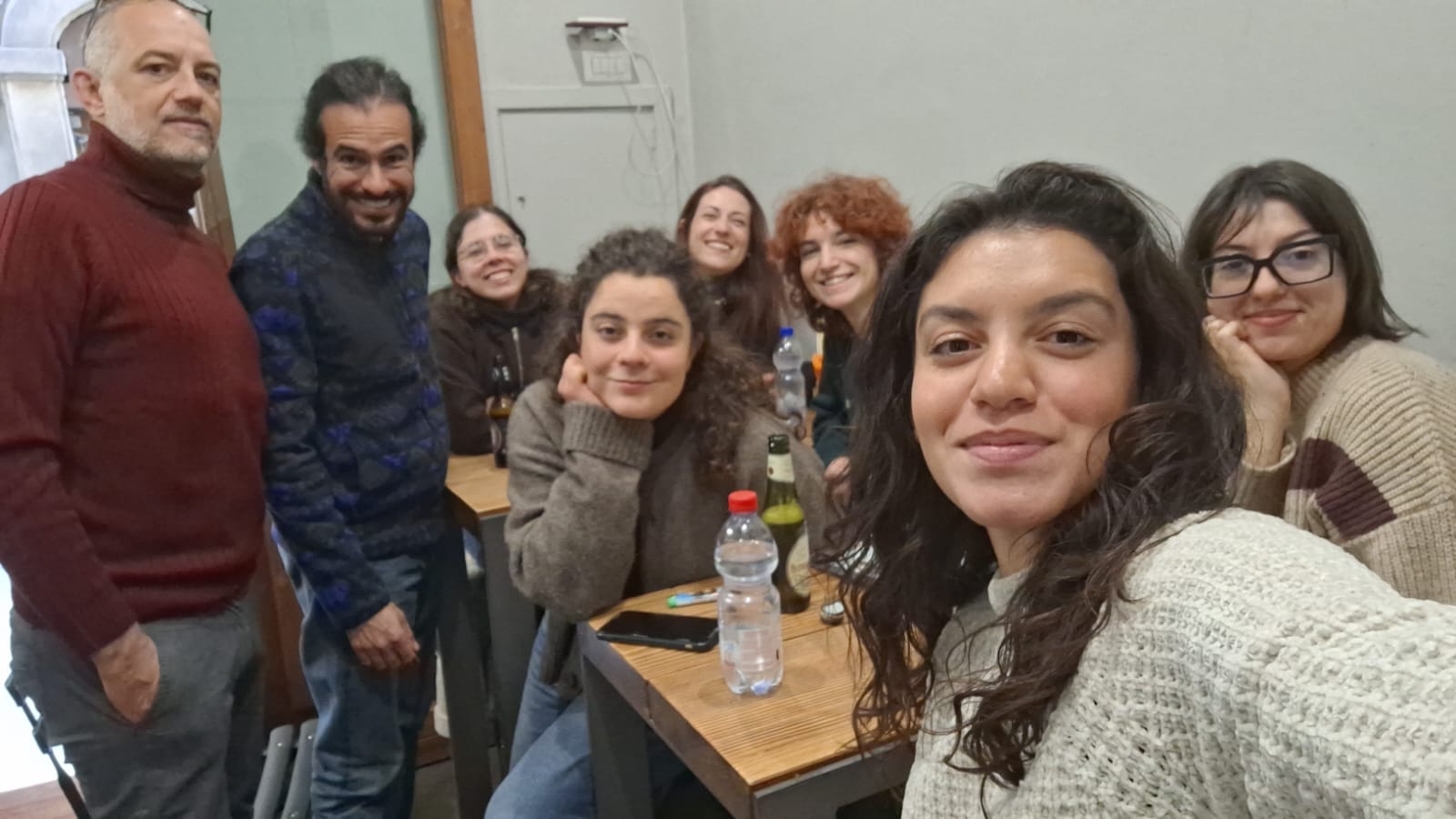 I partecipanti riuniti intorno a un tavolo durante la terza campagna.
