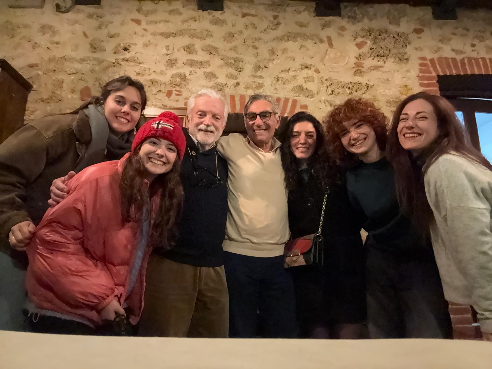 I partecipanti posano insieme durante un incontro della terza campagna.