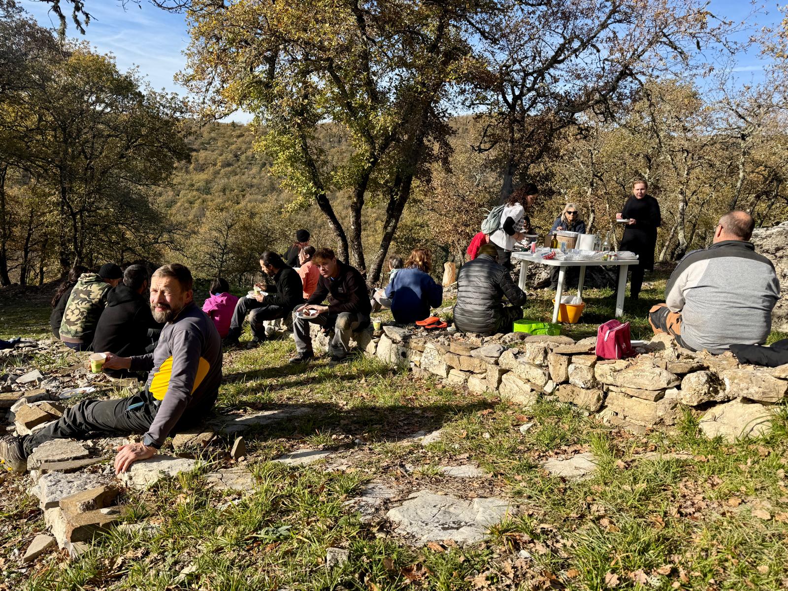 I partecipanti si ritrovano all’aperto tra le strutture del sito.