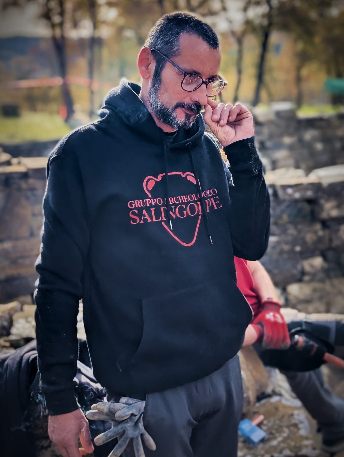 Un partecipante durante una pausa nel cantiere archeologico.