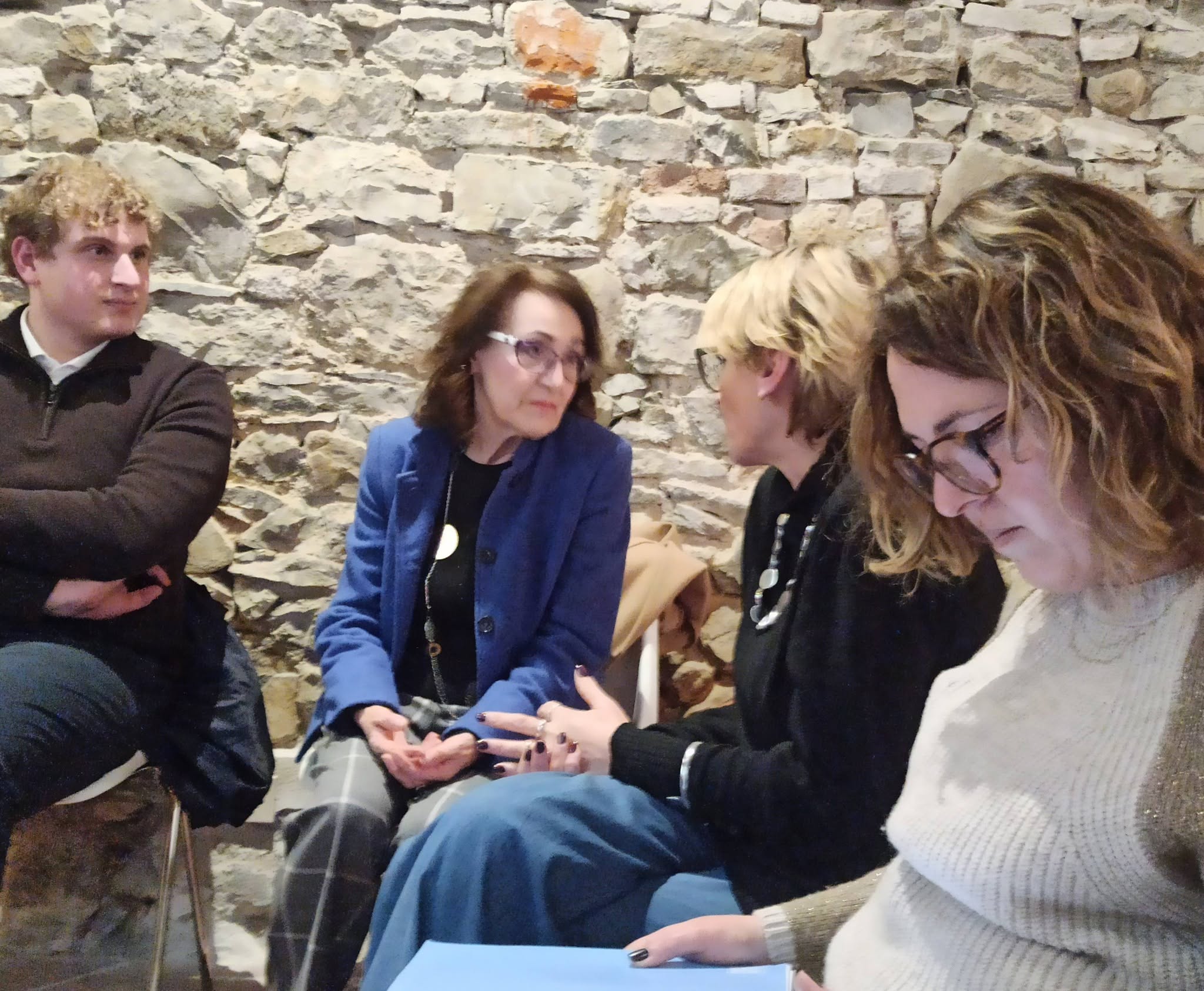 Un momento di confronto tra i partecipanti all’incontro.