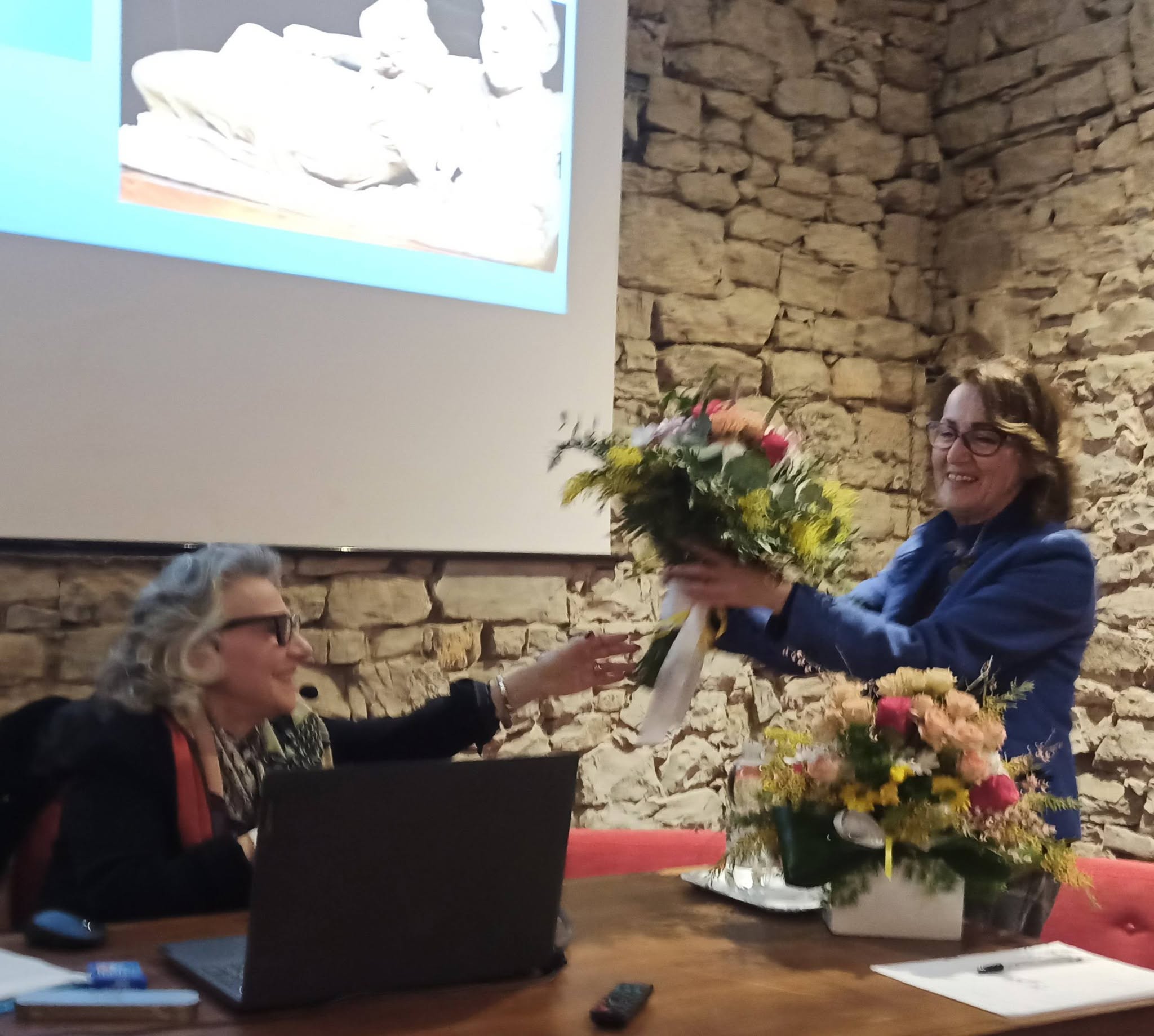 Un omaggio floreale durante l’incontro in Sala Brunelleschi.