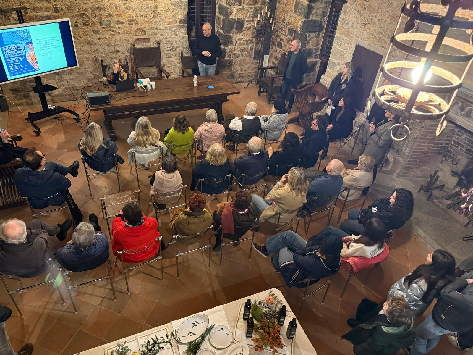 La Sala del Capitano durante l’incontro, con il tavolo predisposto per la degustazione dell’olio nuovo.