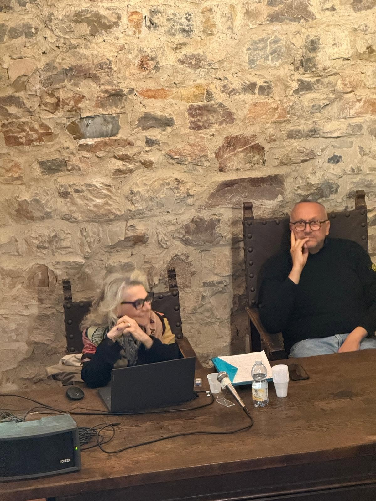 La prof.ssa Lea Cimino al tavolo dei relatori durante la conferenza nella Sala del Capitano.