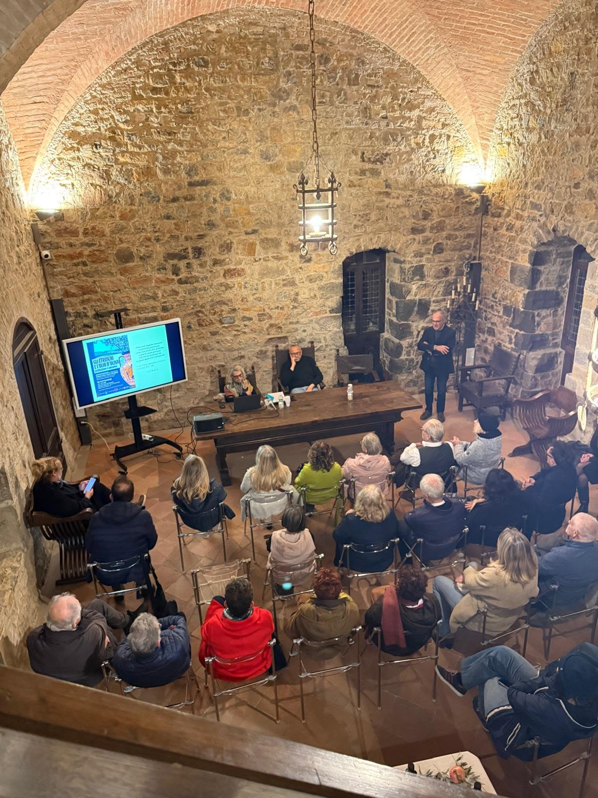Il pubblico presente alla conferenza dedicata agli Etruschi e all’olio d’oliva.