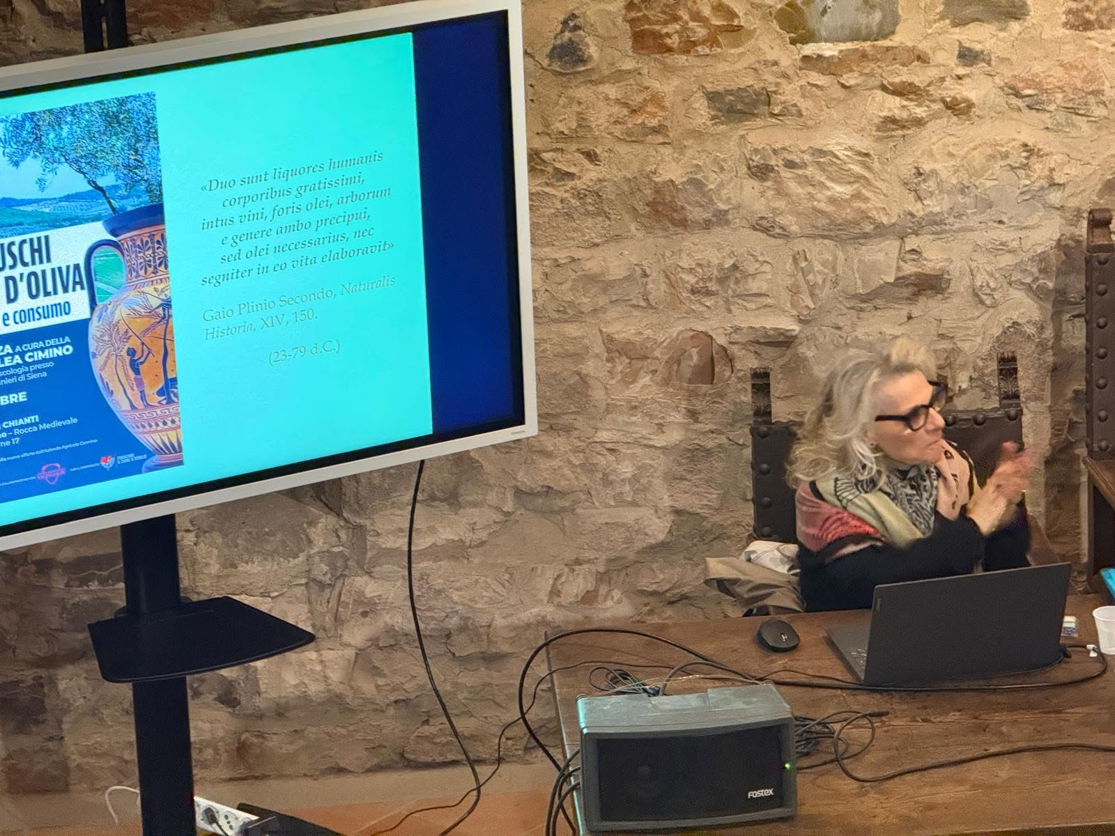 La prof.ssa Lea Cimino durante la presentazione di una fonte antica: un passo della Naturalis Historia di Plinio il Vecchio.