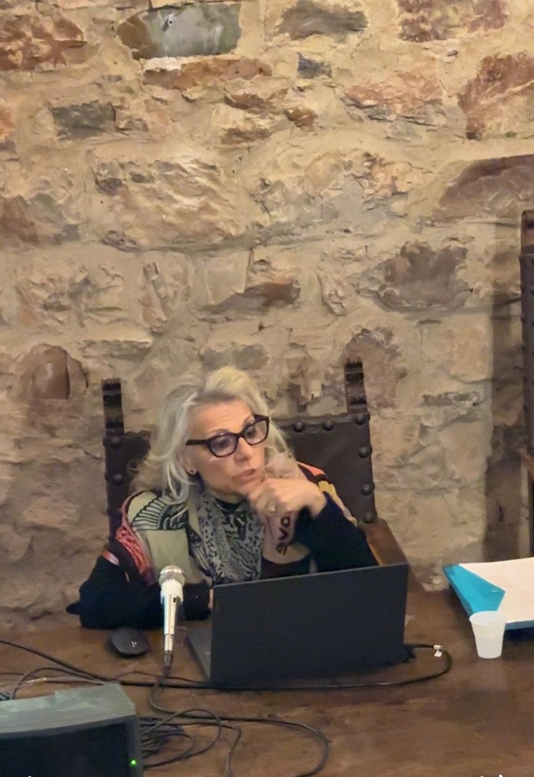 La prof.ssa Lea Cimino durante il suo intervento sulla produzione e sul consumo dell’olio nel mondo etrusco.