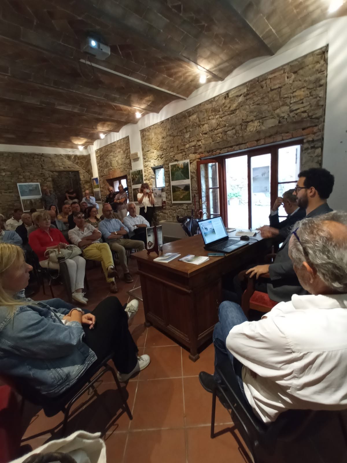 Una veduta della sala durante la presentazione. Il Chianti di Michelangelo, Castellina 2023.