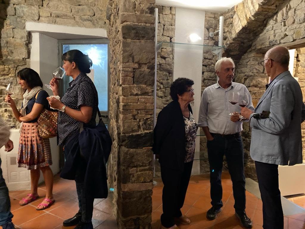 Un momento di incontro negli spazi di Via delle Volte. Il Chianti di Michelangelo, Castellina 2023.