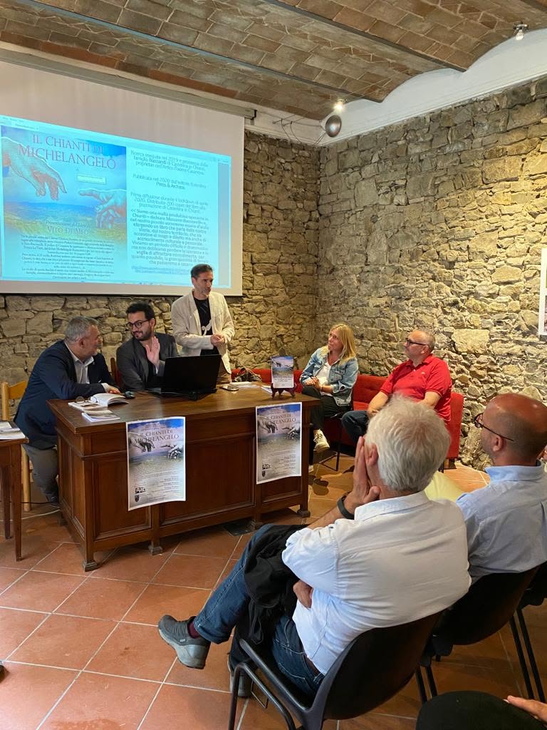 Il volume al centro del confronto con i partecipanti. Il Chianti di Michelangelo, Castellina 2023.