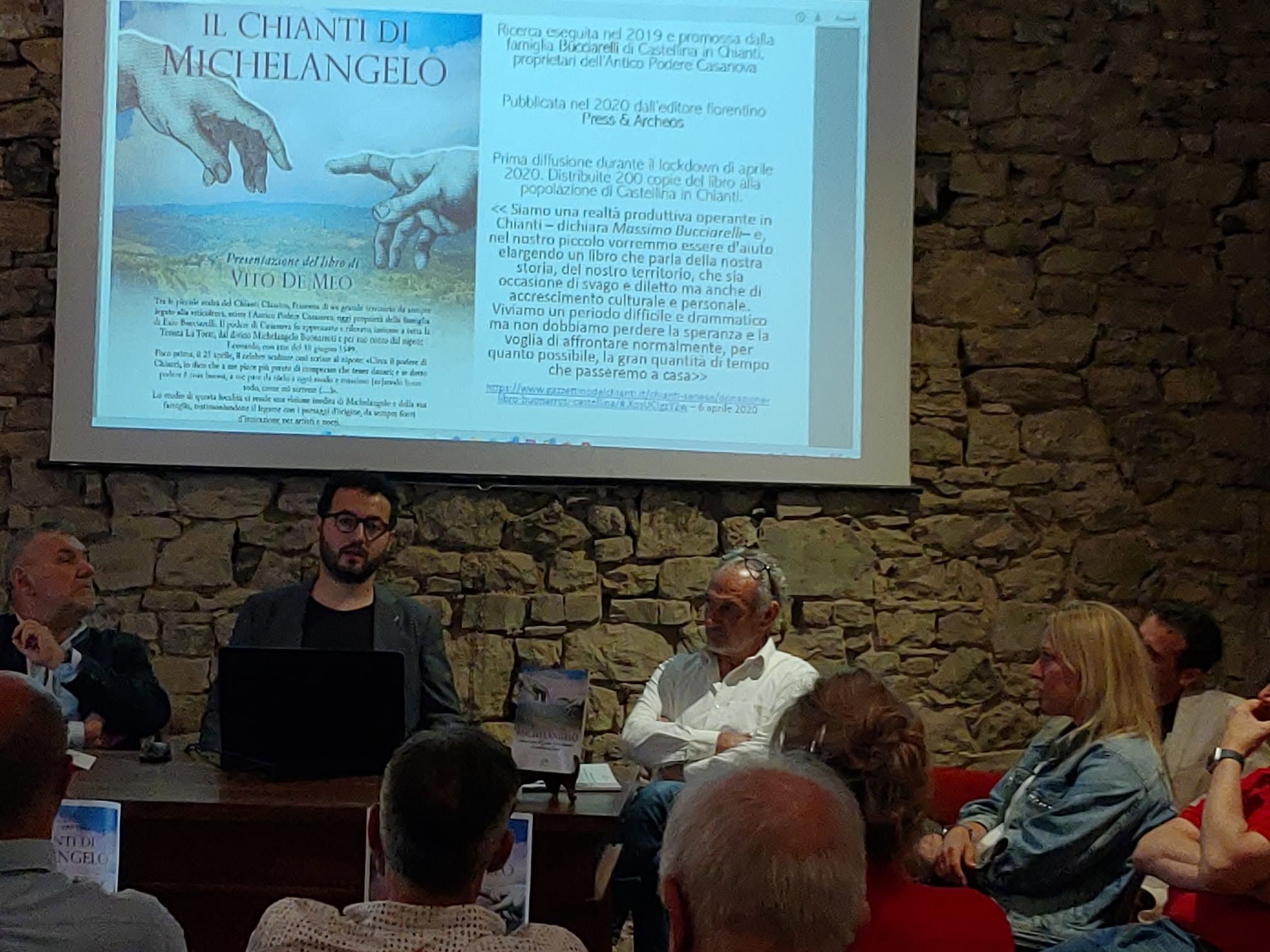 Il libro e i temi della ricerca illustrati durante la serata. Il Chianti di Michelangelo, Castellina 2023.