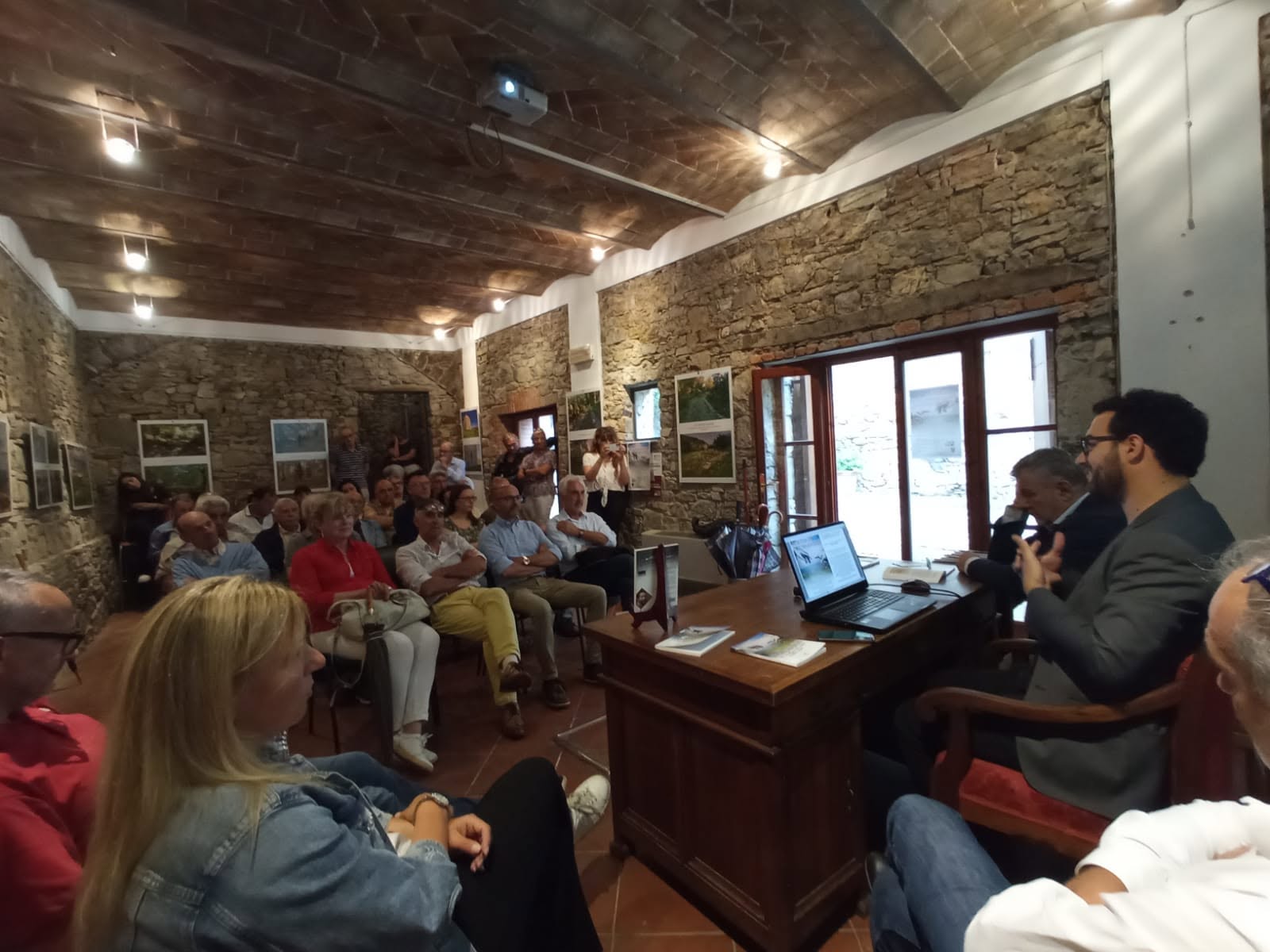 Un’altra veduta dei partecipanti nella sala. Il Chianti di Michelangelo, Castellina 2023.