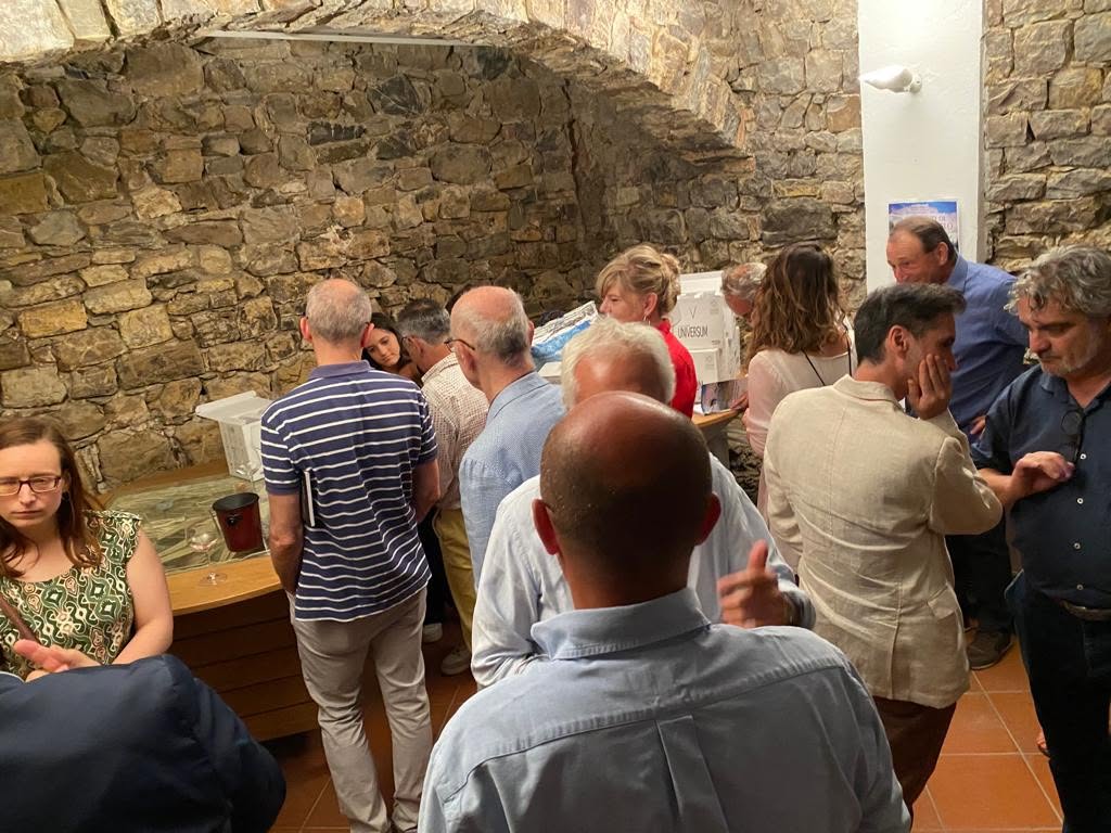 Un momento di conversazione negli ambienti di Via delle Volte. Il Chianti di Michelangelo, Castellina 2023.